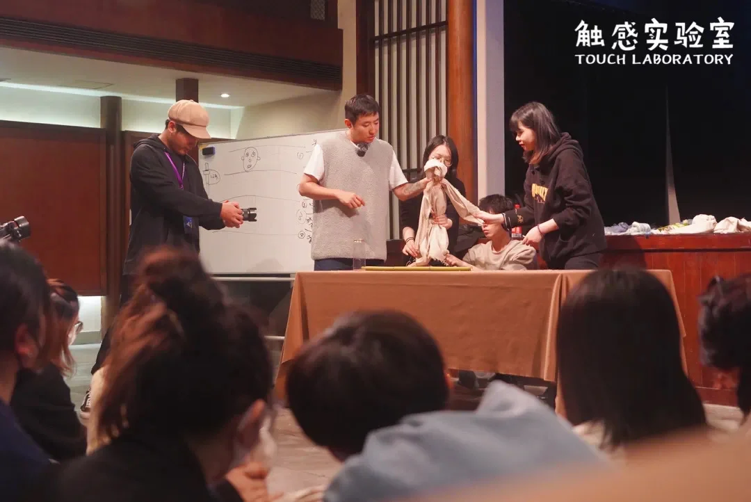 刘晓邑带领集体工作坊
