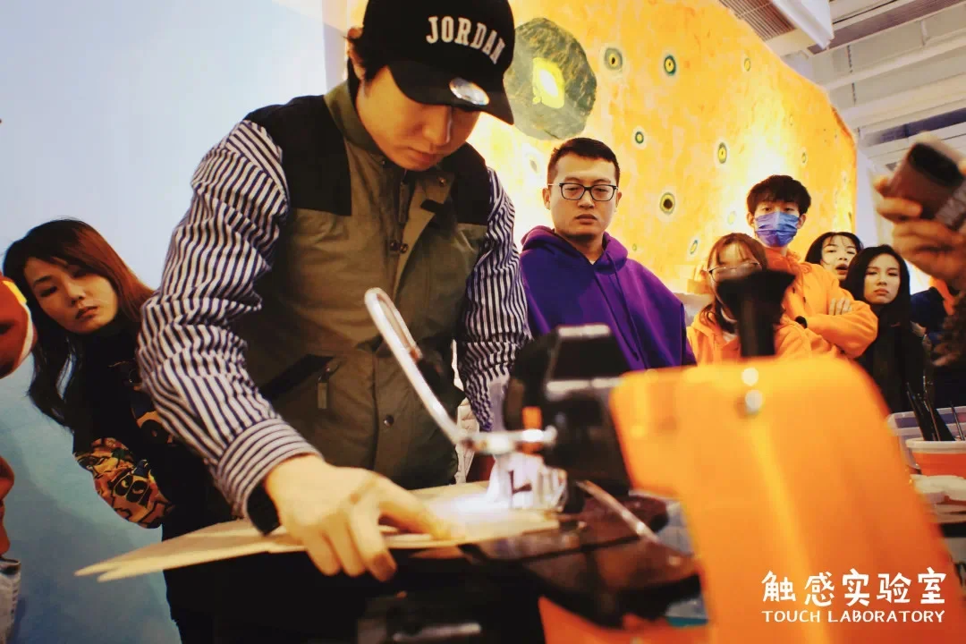 成人课程中的工具操作示范
